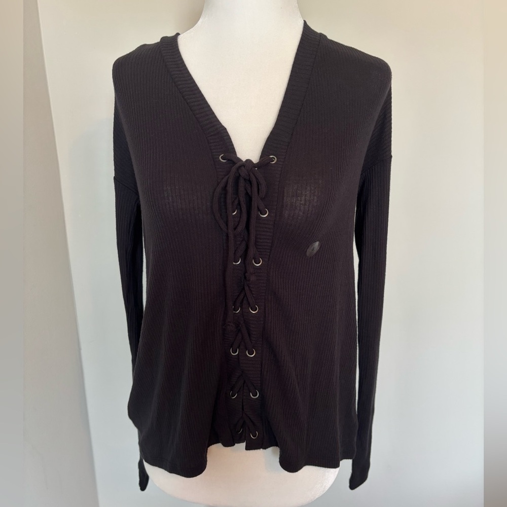 🆕 AEROPOSTALE Long Sleeve Solid Lace-Up V-Neck Tee In Black - Picture 4 of 8